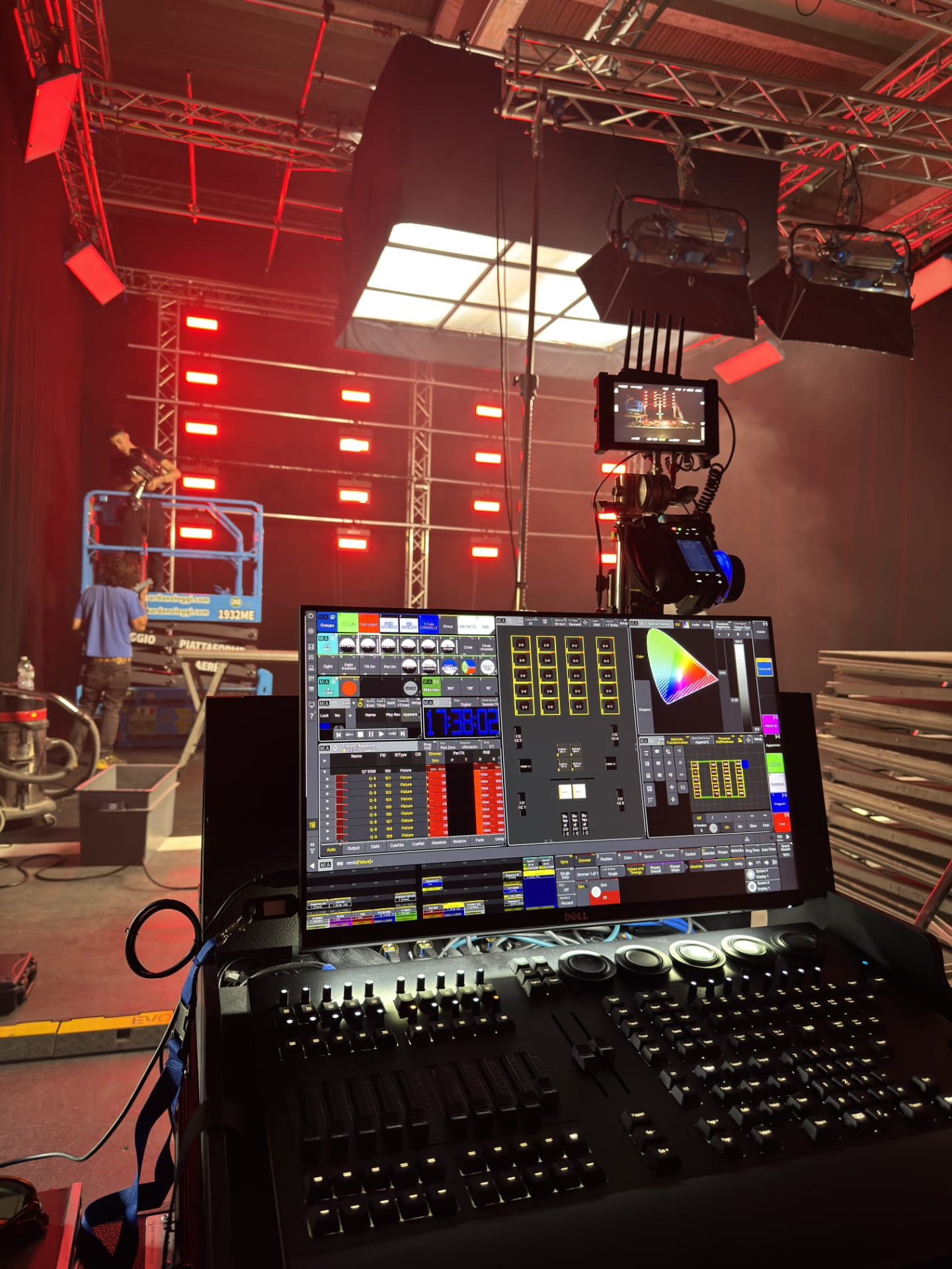 Console luci MA Lighting durante la programmazione delle scene di un allestimento