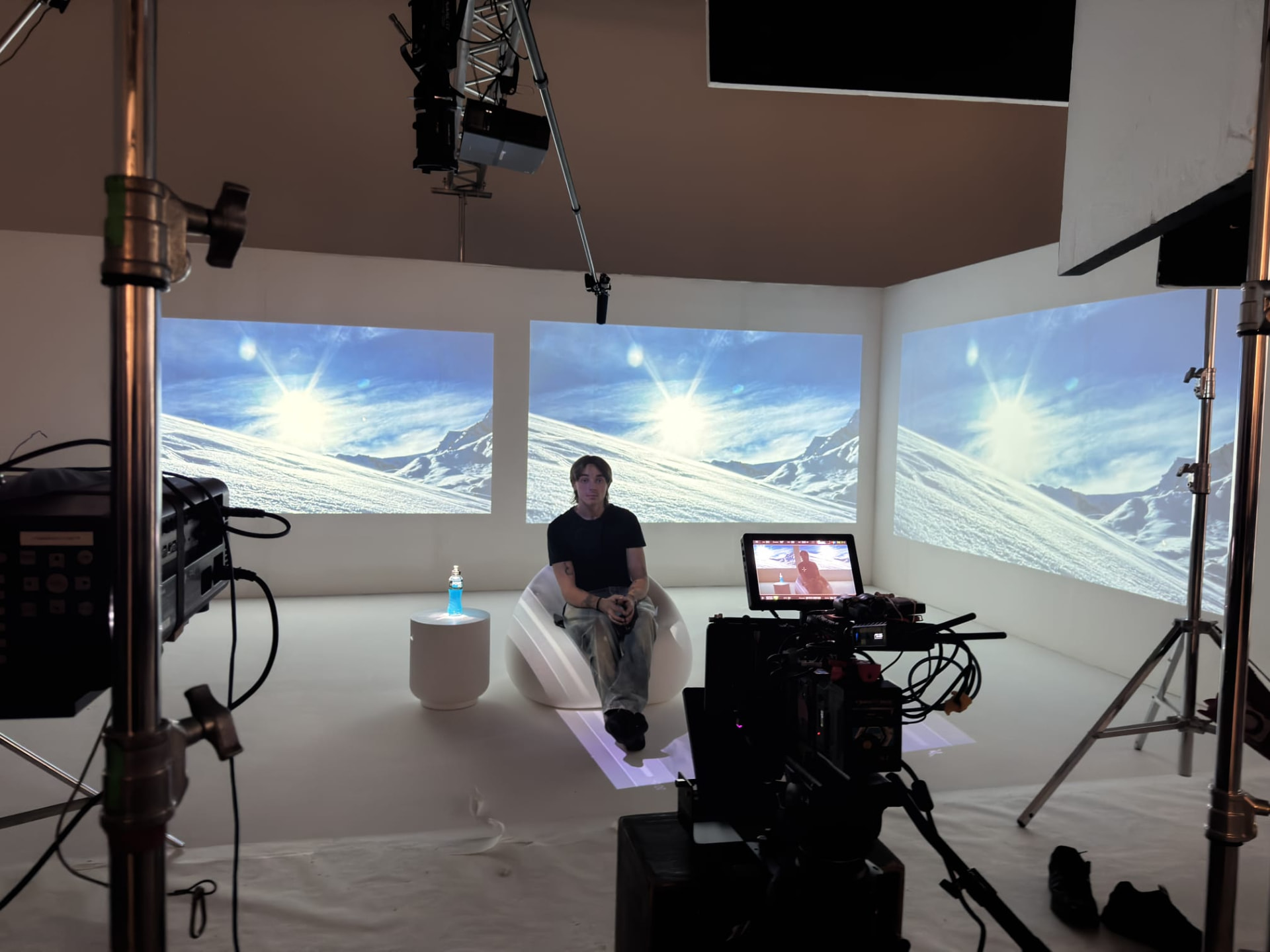 Set con videoproiezioni su più superfici e attrezzature video professionali
